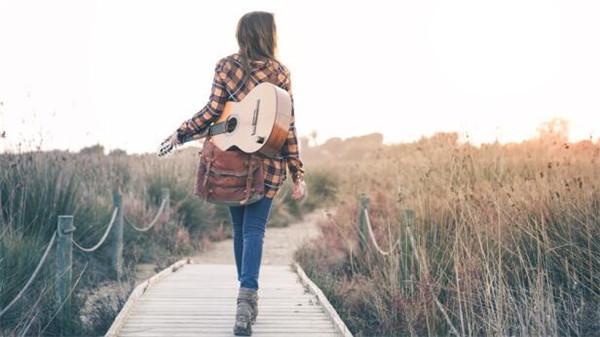 吉他撩妹大法？那帶上能錄專屬伴奏的小音箱吧