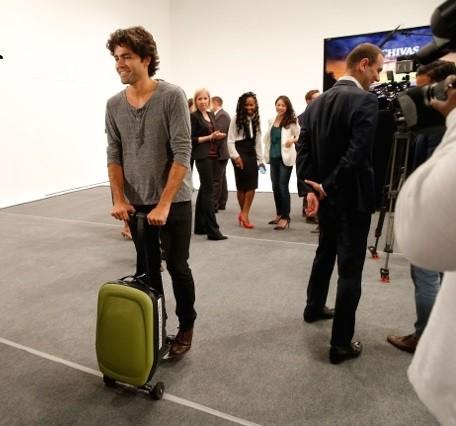 這不就是大媽買菜的神器？只不過帶個電動滑板車