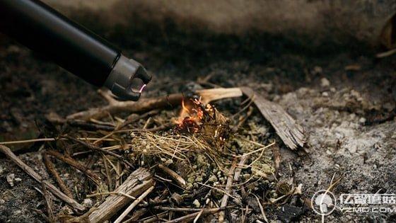 野外露營手電筒+吊燈+打火機 這個棒子統統搞定