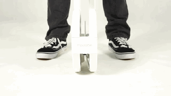 如何優雅地變成焦點？從背里掏出一輛電動車就行