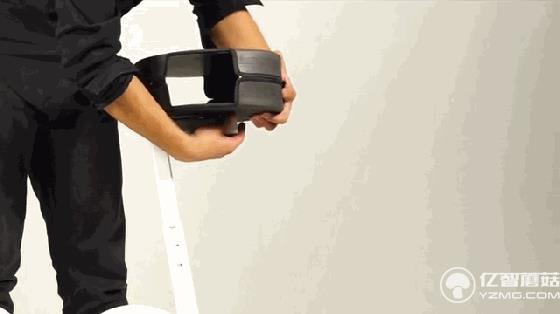 如何優雅地變成焦點？從背里掏出一輛電動車就行