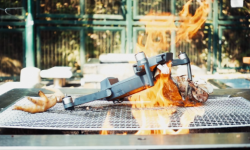 大疆Mavic Pro無人機有多“剛”？棒擊+撞墻+燒烤+水槍