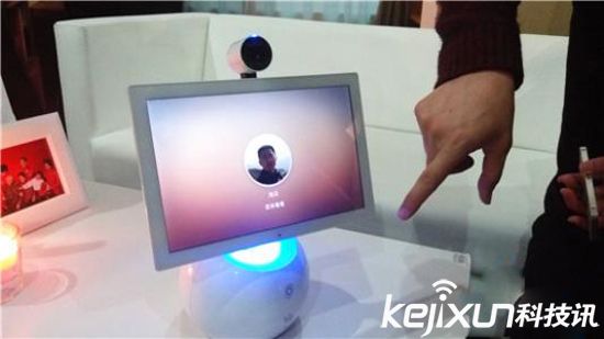 百度聯(lián)合AiNemo推出“小魚”家用機器人 春季上市