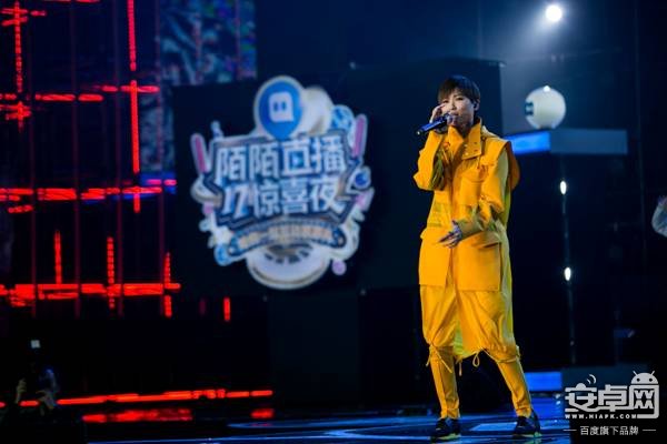 說明: 陌陌直播17驚喜夜-嘉賓李宇春現(xiàn)場(chǎng)表演_2.jpg