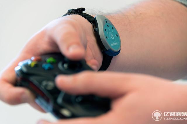 VR玩多了頭暈怎么破?請戴好這款手環電擊自己 VR玩多了頭暈怎么破?請戴好這款手環電擊自己