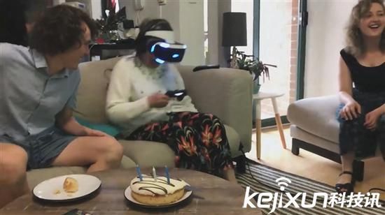 80歲老奶奶玩PS VR 掏出真槍射擊屏幕!