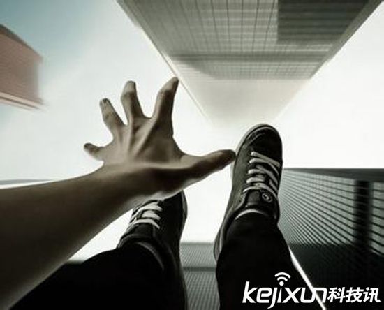 昆明女子玩VR跳樓游戲摔斷門牙 體驗VR需謹慎