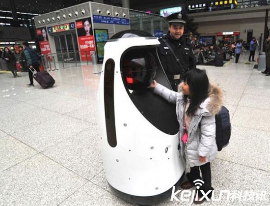 全國首款警察機器人 在鄭州高鐵站正式執行巡邏任務