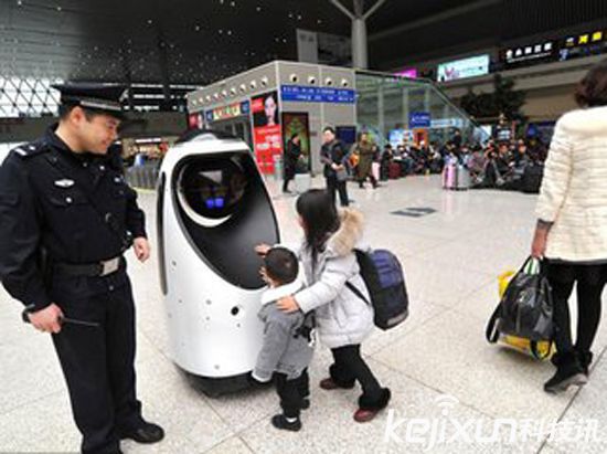 全國首款警察機器人 在鄭州高鐵站正式執行巡邏任務