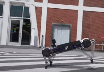 全地形機器人冰上尬舞 險些“失足”