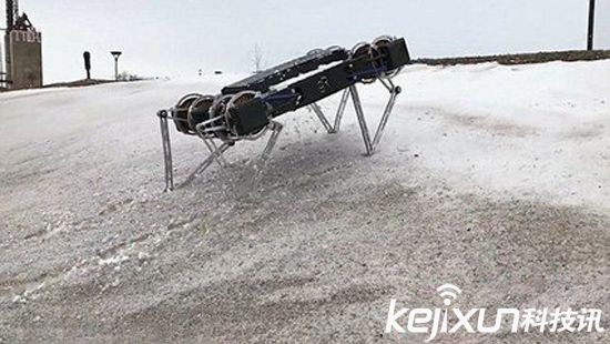 全地形機器人冰上尬舞 險些“失足”