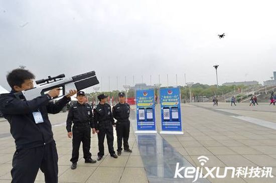 武漢警方配備無人機反制槍 發射電磁波對抗黑飛