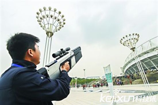 武漢警方配備無人機反制槍 發射電磁波對抗黑飛