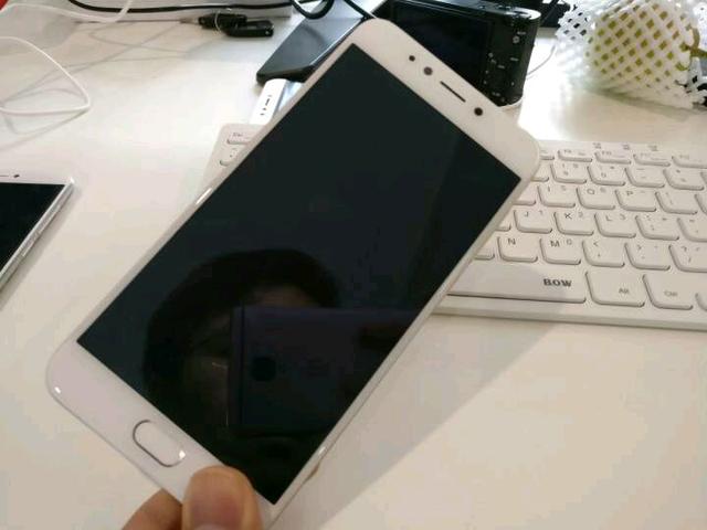 李楠確認(rèn)魅族本月將有演唱會(huì) 雙攝新機(jī)或?qū)⒌菆? /><br />
魅族新機(jī)</p>
<p><strong>四月發(fā)布新機(jī)</strong></p>
<p>此前一直傳聞魅族在四月份會(huì)有魅藍(lán)新機(jī)發(fā)布，并且在具體的機(jī)型上也是眾說紛紜，從最初的魅藍(lán)E2到后來傳出的所謂魅藍(lán)5X，一時(shí)間也是吸引了諸多眼球的關(guān)注。而現(xiàn)在，魅族高級副總裁@李楠或KKK則在微博上確認(rèn)了魅族在本月將有“演唱會(huì)”的消息，并且會(huì)是魅藍(lán)新品，但否認(rèn)是所謂的魅藍(lán)5X。</p>
<p>更為重要的是，@李楠或KKK還表示這款推出的魅藍(lán)新品將擁有全新的外觀，還有一些非常有趣的設(shè)計(jì)。為此，結(jié)合此前的傳聞，或許意味著魅族高層所提及的“全新外觀”和“有趣的設(shè)計(jì)”，應(yīng)該是過去傳言的微縫天線設(shè)計(jì)，以及配有雙攝像頭的魅藍(lán)新機(jī)。</p>
<p style=