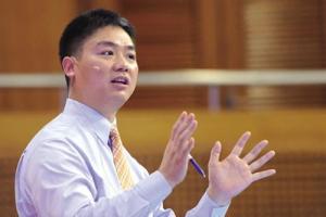 劉強(qiáng)東：京東小哥將穿西裝開(kāi)著小車(chē) 員工子女免費(fèi)上學(xué)