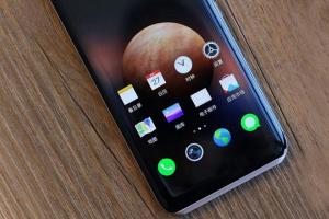 榮耀Magic2再曝光：八曲面設計 或搭載麒麟970