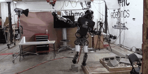 波士頓動(dòng)力機(jī)器人跪了！搬箱子不成反摔倒
