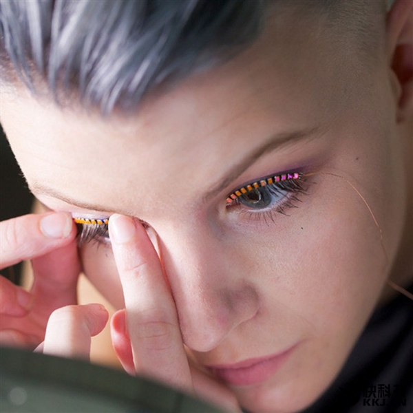 專家稱讓你電力十足的LED假睫毛可能導致失明！
