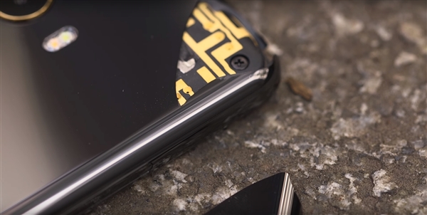 全球第一臺摔碎的小米MIX2 全球第一臺摔碎的小米MIX2