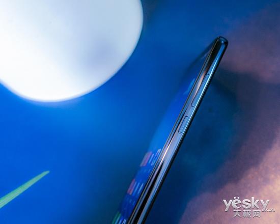 右側(cè)實(shí)體按鍵