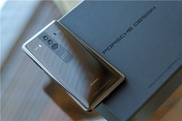華為Mate10保時(shí)捷設(shè)計(jì)上手：顏值大贊