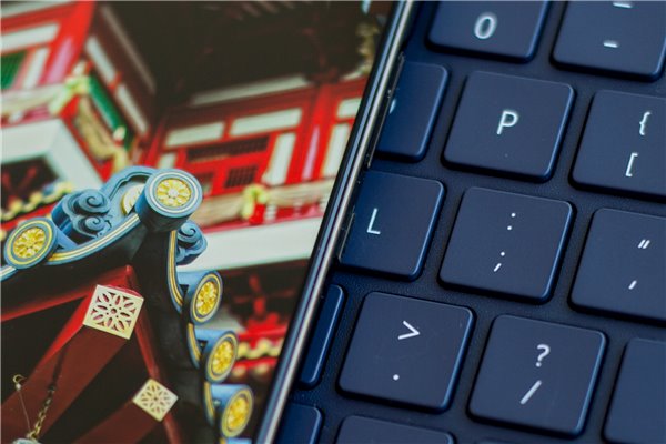 華為Mate10保時(shí)捷設(shè)計(jì)上手：顏值大贊