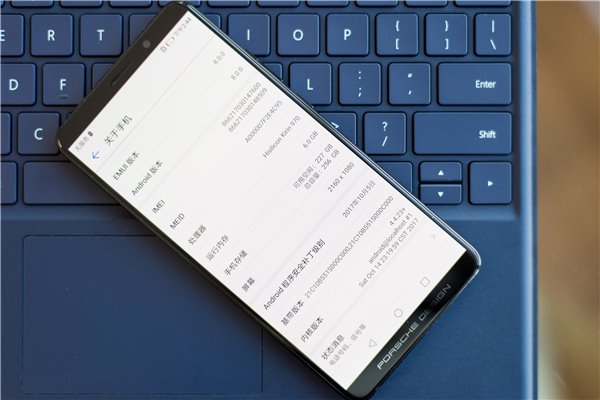 2華為Mate10保時(shí)捷設(shè)計(jì)上手：顏值大贊