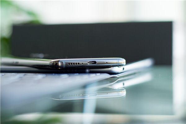 華為Mate10保時(shí)捷設(shè)計(jì)上手：顏值大贊