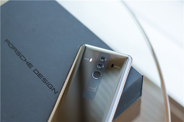 華為Mate10保時(shí)捷設(shè)計(jì)上手：顏值大贊