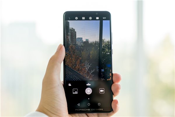 華為Mate10保時(shí)捷設(shè)計(jì)上手：顏值大贊