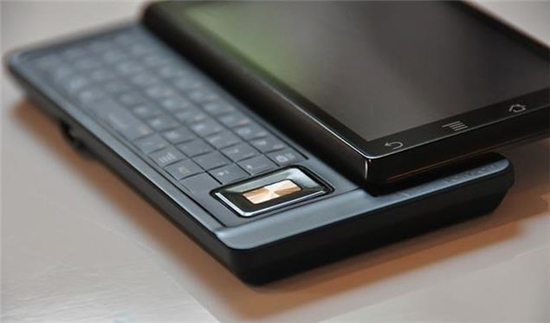 回味經(jīng)典!摩托羅拉CES上推出側(cè)滑鍵盤模塊
