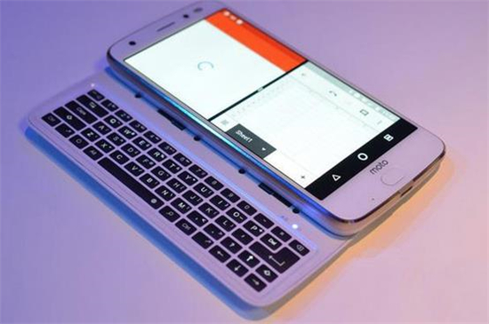 回味經(jīng)典!摩托羅拉CES上推出側(cè)滑鍵盤模塊