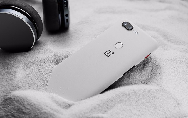 一加5T砂巖白限量版開箱圖賞 顏值突出,讓人愛不釋手