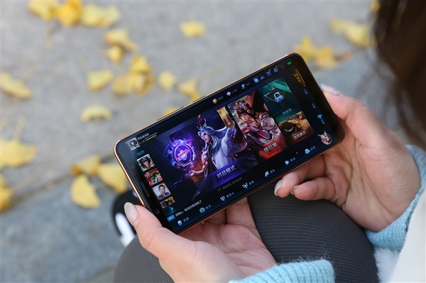 男子車禍受傷打《王者榮耀》止痛 網(wǎng)友：輸了是不是更痛？