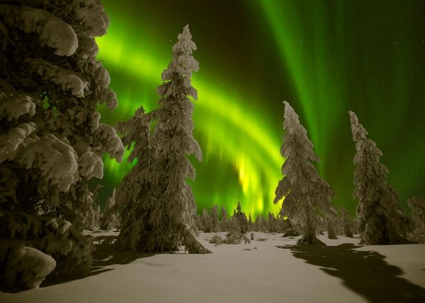 超強太陽風暴到達地球：全范圍停電帶來壯麗極光