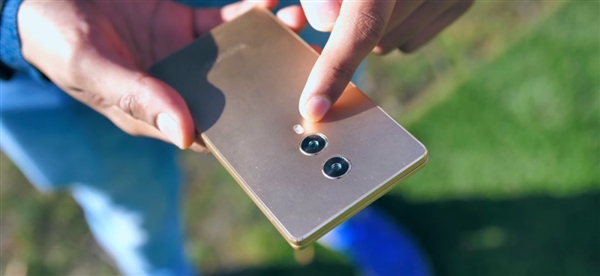 國產真全面屏手機MIX4亮相：設計真討巧！