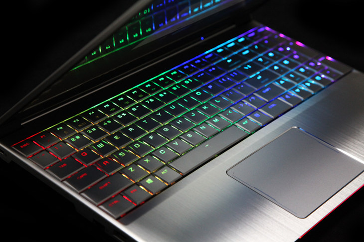 炫酷外觀兼?zhèn)湫阅?機(jī)械師F117-B游戲本圖賞