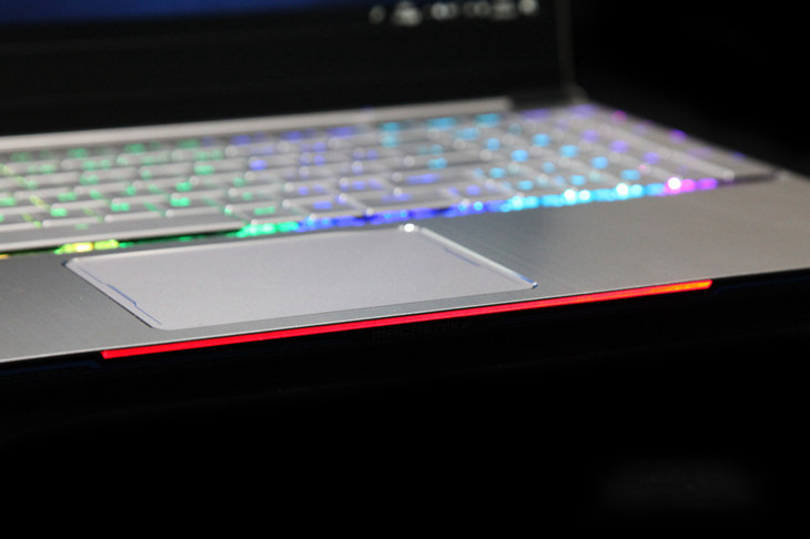 炫酷外觀兼?zhèn)湫阅?機(jī)械師F117-B游戲本圖賞