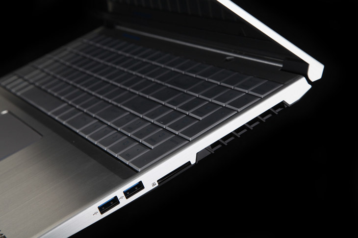 炫酷外觀兼?zhèn)湫阅?機(jī)械師F117-B游戲本圖賞