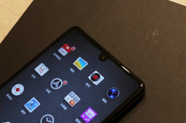 堅果R1手機剛上市 你就不得不“理解萬歲”