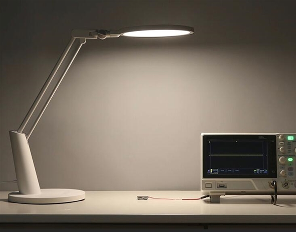 小米眾籌Yeelight智能護眼臺燈在京東首發(fā) 499元。