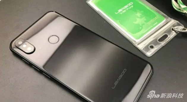 外媒：小米8在設(shè)計上模仿了蘋果的iPhone X