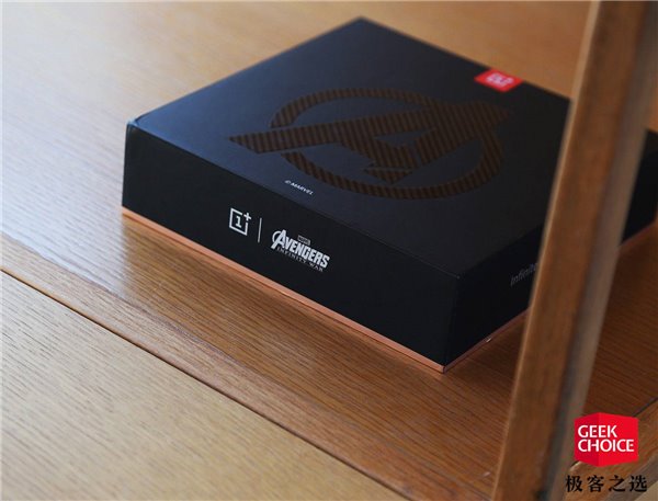 一加6復(fù)聯(lián)版開箱圖賞:隨處可見的復(fù)聯(lián)元素