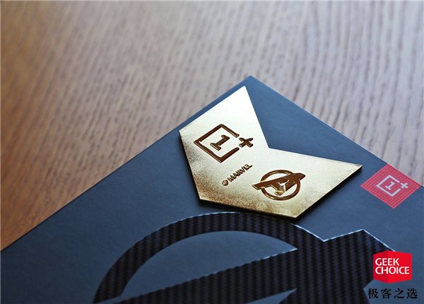 一加6復(fù)聯(lián)版開箱圖賞:隨處可見的復(fù)聯(lián)元素