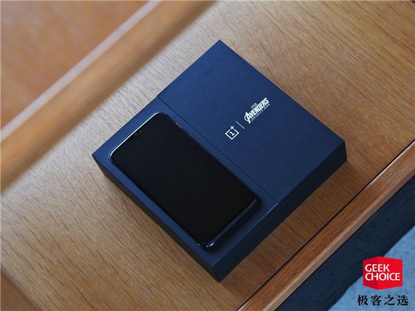 一加6復(fù)聯(lián)版開箱圖賞:隨處可見的復(fù)聯(lián)元素