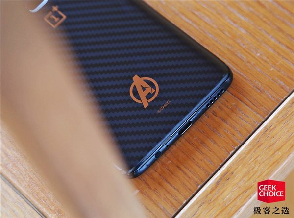 一加6復(fù)聯(lián)版開箱圖賞:隨處可見的復(fù)聯(lián)元素