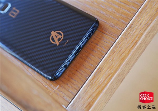 一加6復(fù)聯(lián)版開箱圖賞:隨處可見的復(fù)聯(lián)元素