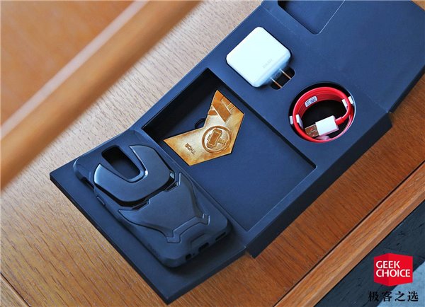 一加6復(fù)聯(lián)版開箱圖賞:隨處可見的復(fù)聯(lián)元素