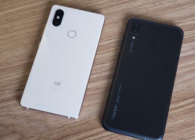 小米8SE和榮耀Play對比圖賞 外觀哪個好看?