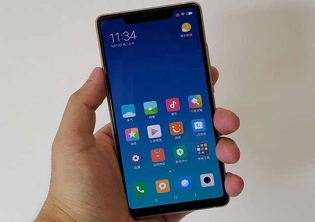 小米8SE和榮耀Play對比圖賞 外觀哪個好看?